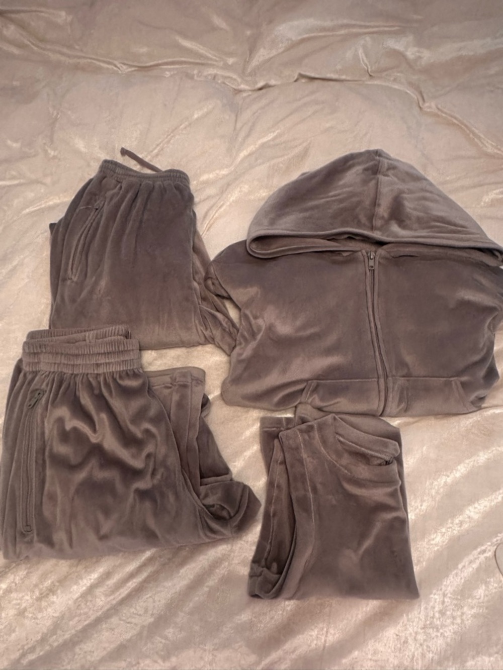 Skims 4 piece velour track suit. Great condition
Original price almost 300